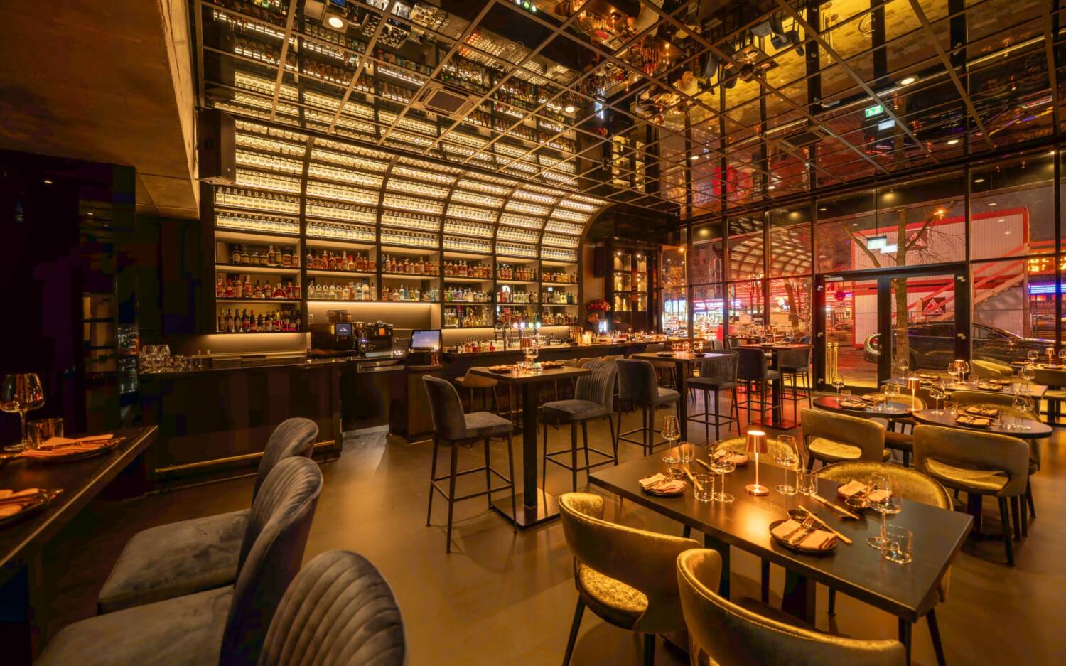 Die imposante Bar ist das Herzstück des Hotelrestaurants Nara / ©Kocial Agency