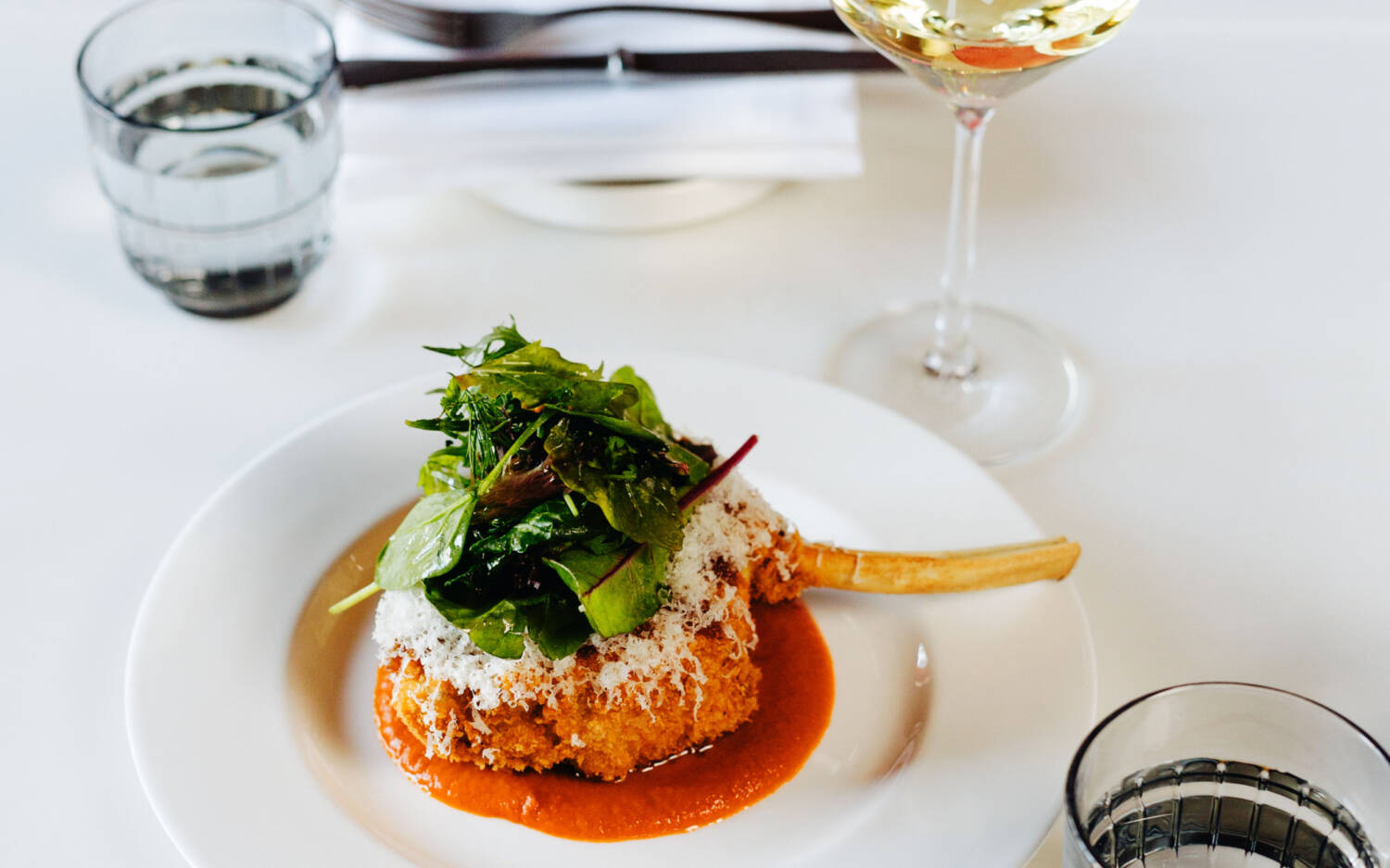 Die Küche legt Wert auf Kreativität und paniert ein Kalbskotelett gerne mal nach Wiener Art / ©Julia Schumacher