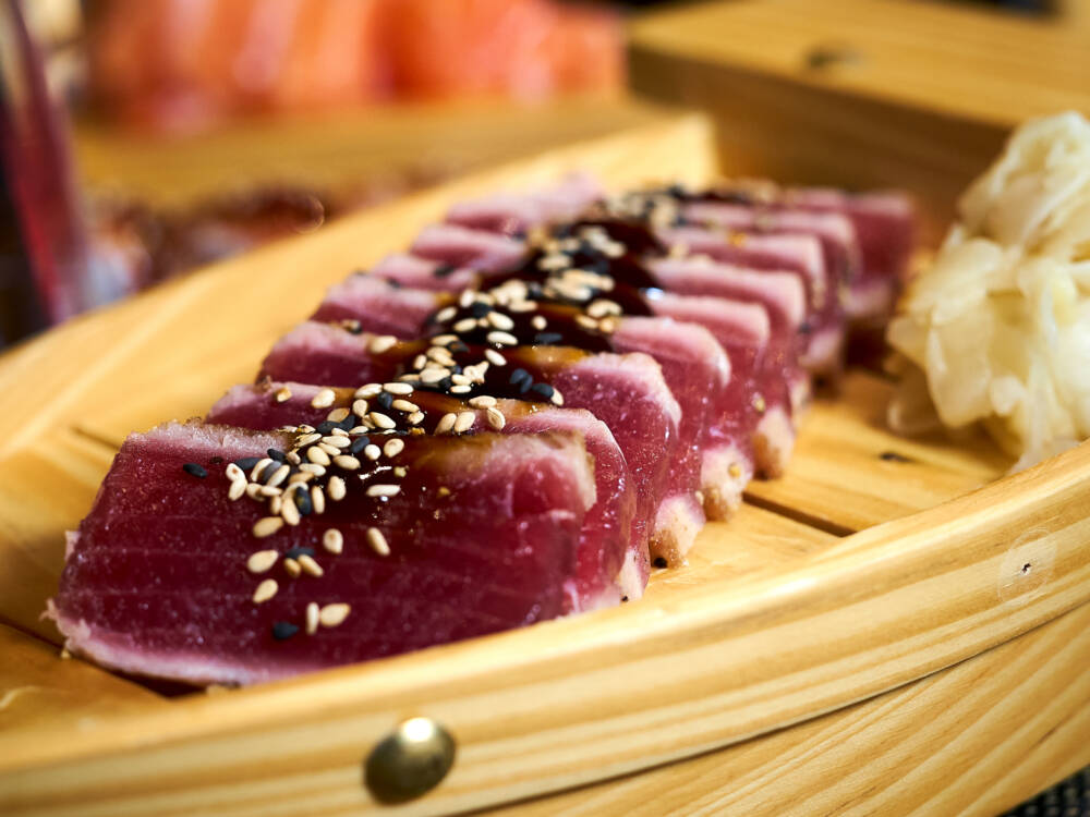 Die Lachs- und Thunfischscheibchen im Echtasien werden vor dem Servieren leicht angebraten – ein Evergreen, finden unsere Tester / ©Marc Sill