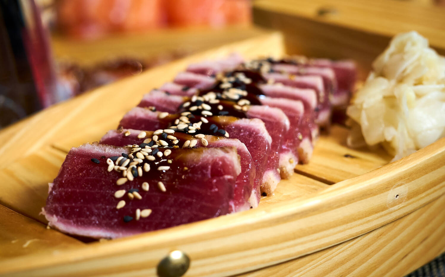 Die Lachs- und Thunfischscheibchen im Echtasien werden vor dem Servieren leicht angebraten – ein Evergreen, finden unsere Tester / ©Marc Sill