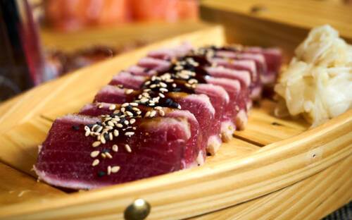 Die Lachs- und Thunfischscheibchen im Echtasien werden vor dem Servieren leicht angebraten – ein Evergreen, finden unsere Tester / ©Marc Sill