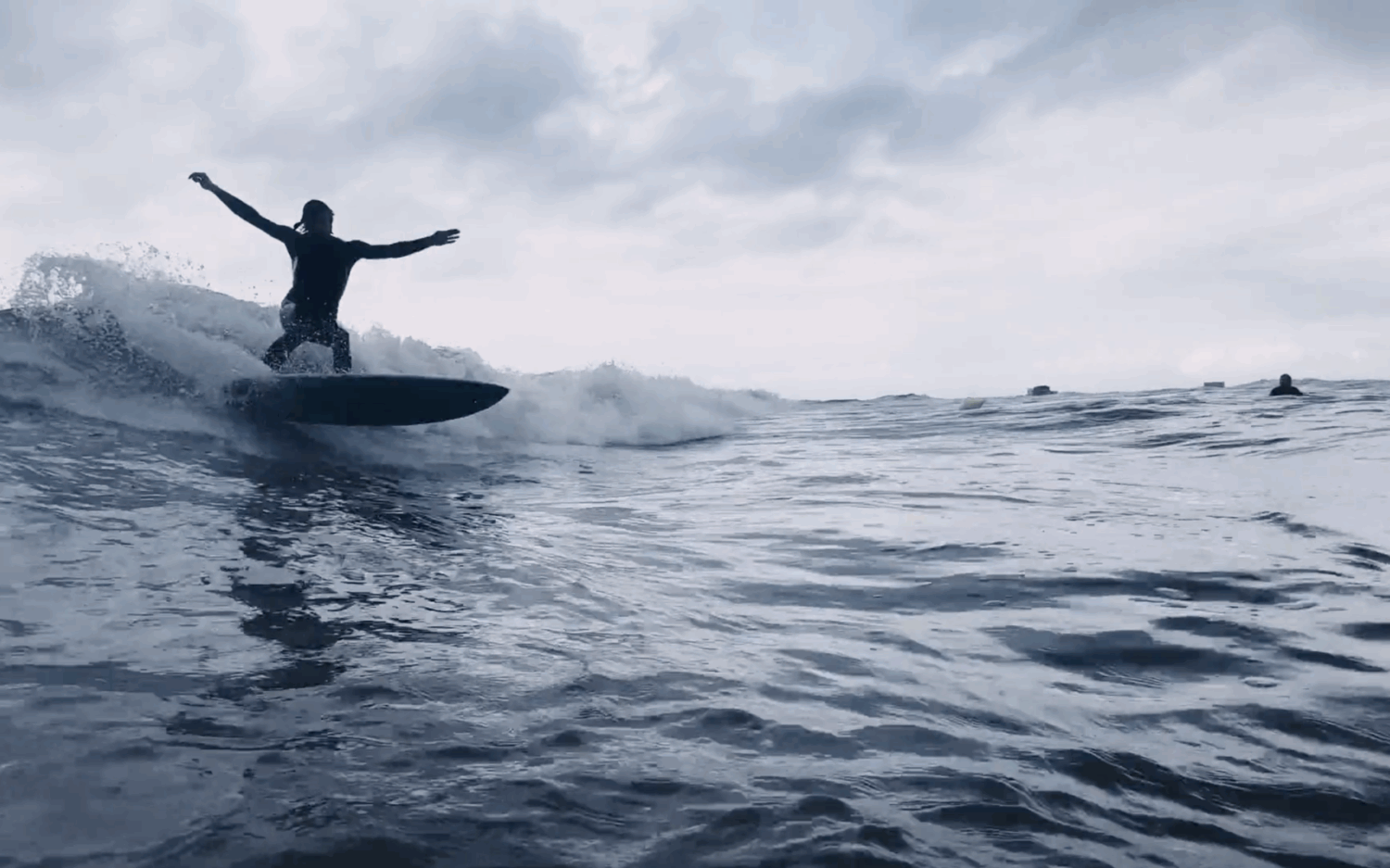 Dort surfen, wo das eigene Restaurant ist: Jo und Cozy haben sich mit dem Salt&Silver am Meer einen Traum erfüllt / ©Salt&Silver