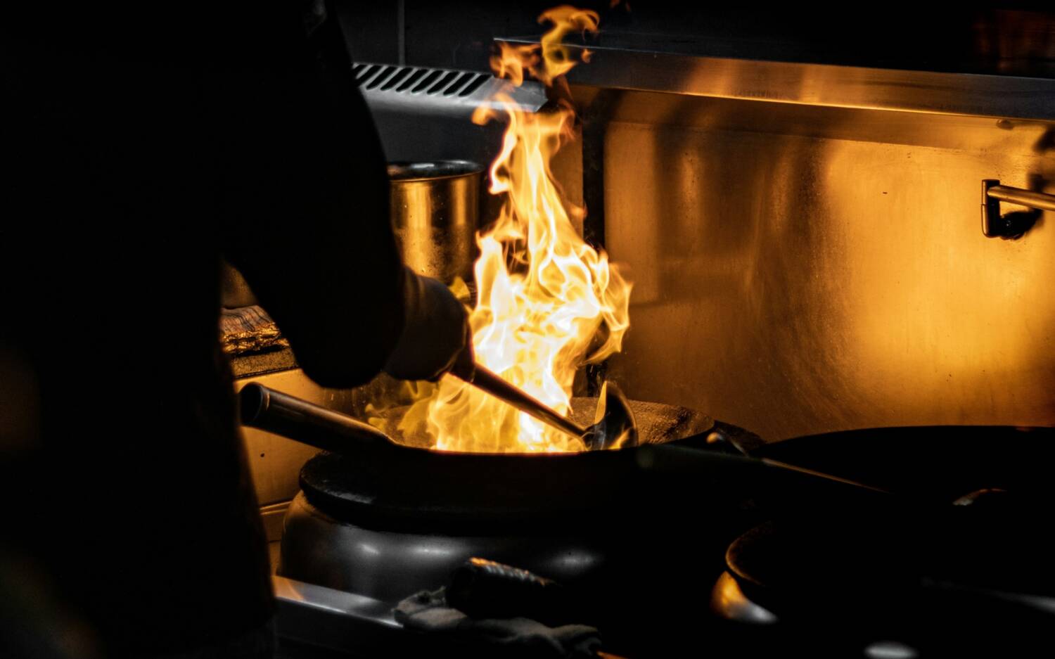 Dunkle Stunden – Hamburger Gastronomen warnen vor den Folgen einer ausbleibenden Mehrwertsteuersenkung / ©Unsplash/Say S.