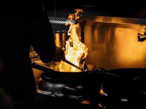 Dunkle Stunden – Hamburger Gastronomen warnen vor den Folgen einer ausbleibenden Mehrwertsteuersenkung / ©Unsplash/Say S.