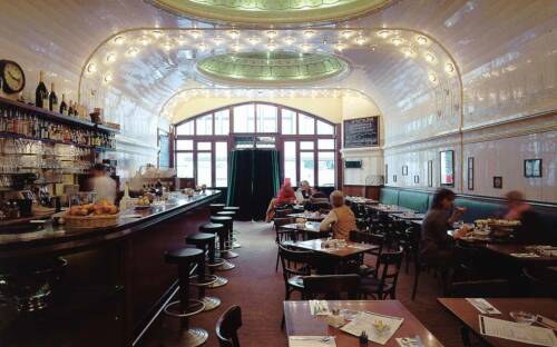 Ehemals eine Schlachterei, seit 25 Jahren gemütlicher Rückzugsort mitten in der Innenstadt: das Café Paris unweit des Rathauses / ©Café Paris