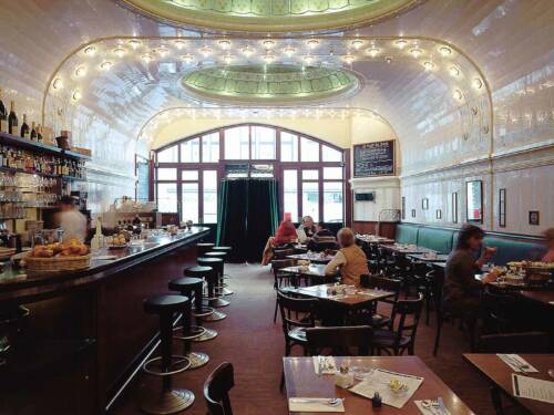 Ehemals eine Schlachterei, seit 25 Jahren gemütlicher Rückzugsort mitten in der Innenstadt: das Café Paris unweit des Rathauses / ©Café Paris