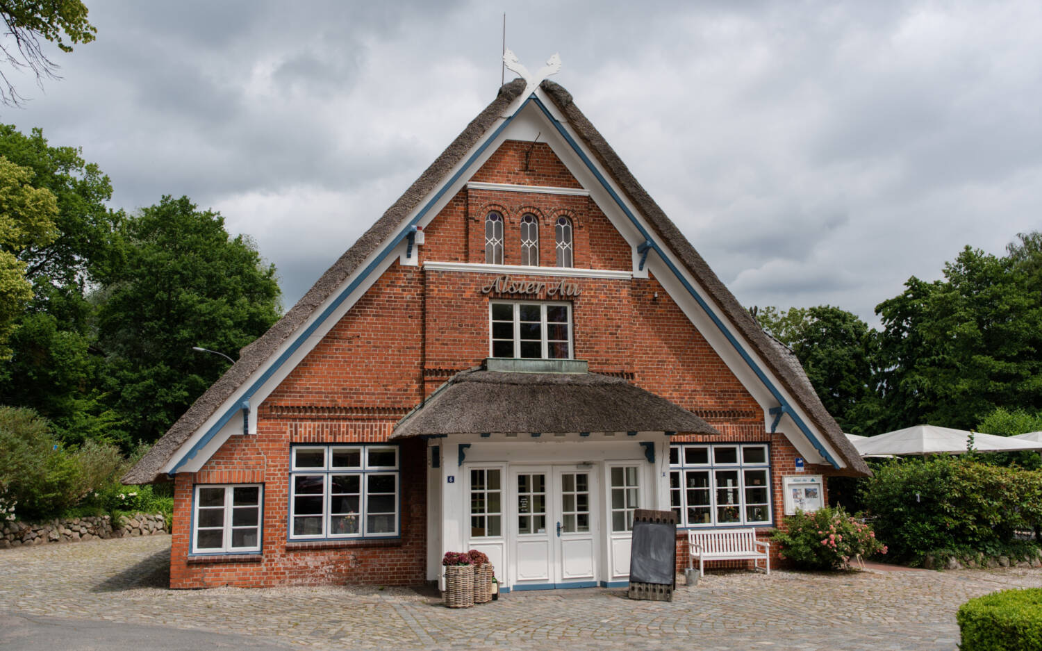 Ein altes Rotklinkerhaus mit Reetdach bietet für große und kleine Veranstaltungen den perfekten Rahmen / ©Bianca Jonas