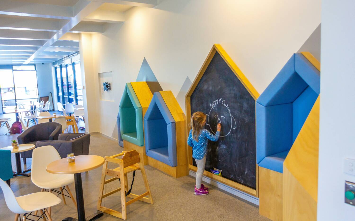 Ein neues Eltern-Kind-Café „Mini & Me Café“  hat in der Stresemannstraße eröffnet / ©Unsplash/DJ Paine