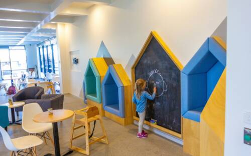 Ein neues Eltern-Kind-Café „Mini & Me Café“  hat in der Stresemannstraße eröffnet / ©Unsplash/DJ Paine