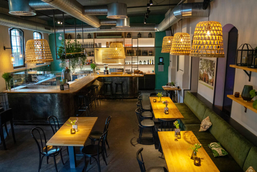 Ein großer Tresen, flexible Bestuhlung und ein Team aus Profis machen das Kraftwerk zur Top-Eventlocation / ©Küchenfreunde