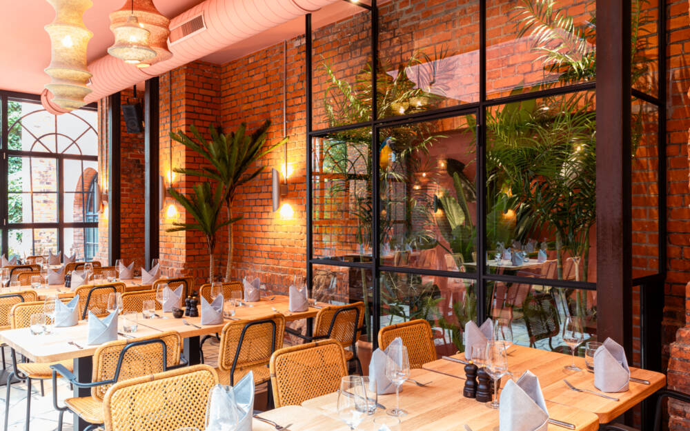 Der Wintergarten dient als entspannte Location für Empfänge, Hochzeiten und andere Feierlichkeiten / ©Gastwerk Hotel Hamburg