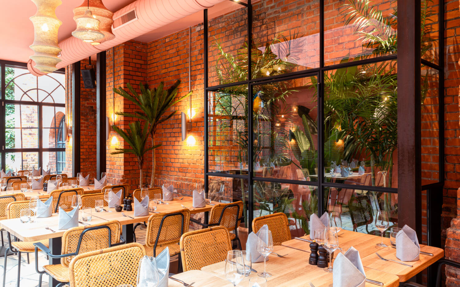 Feiern in lässigem Ambiente geht in vielen Hamburger Hotels. Wie etwa im Wintergarten des Gastwerk Hotels / ©Gastwerk Hotel Hamburg 