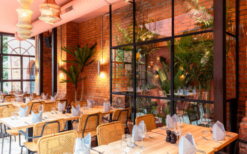 Feiern in lässigem Ambiente geht in vielen Hamburger Hotels. Wie etwa im Wintergarten des Gastwerk Hotels / ©Gastwerk Hotel Hamburg 