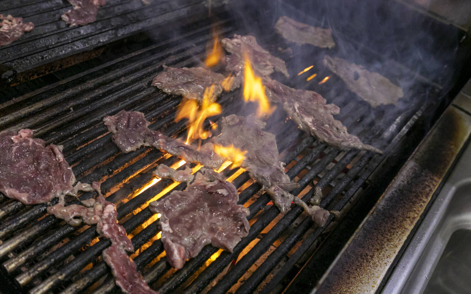 Feuer und Flamme: Damit es saftig bleibt, küsst das Rib-Eye nur kurz den Grill / ©Jan-Rasmus Lippels