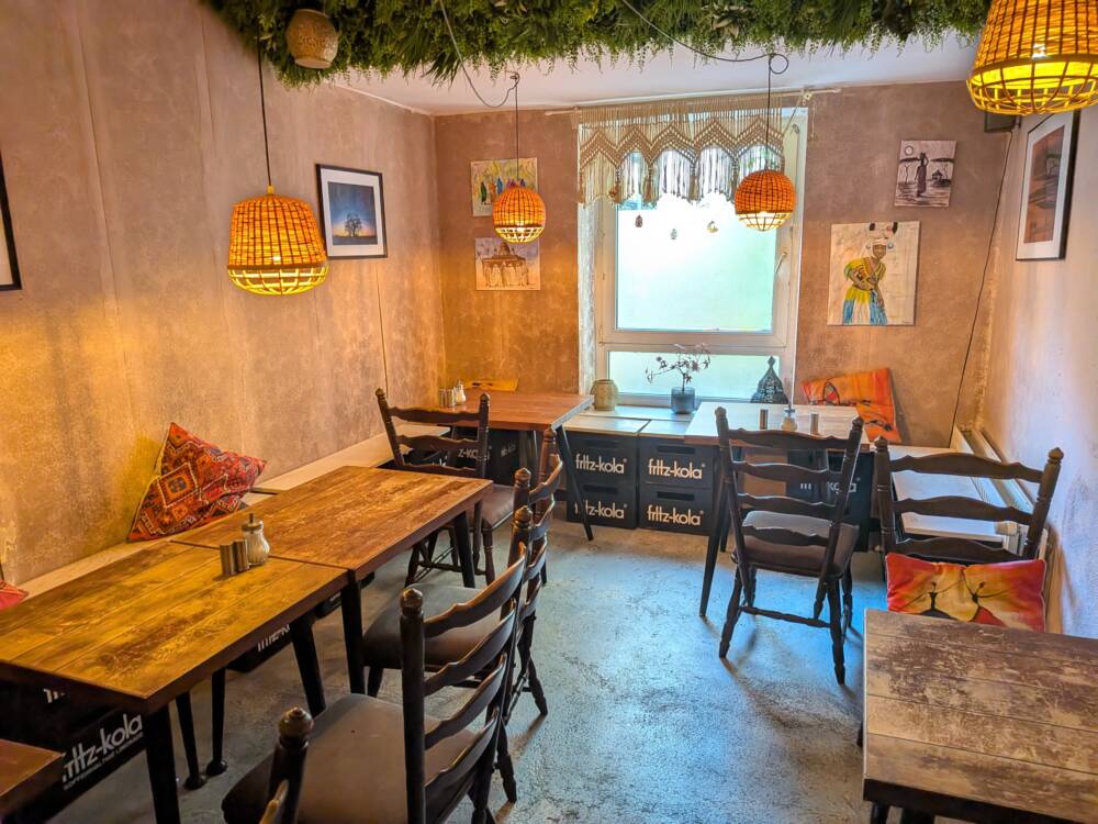 Freundliche Bistro-Atmosphäre: Im Ibras sitzt man auf Bänken aus Fritz-Kola-Kisten / ©Fred Guiot