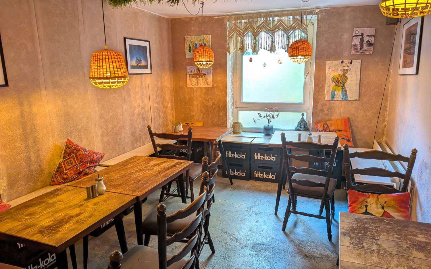 Freundliche Bistro-Atmosphäre: Im Ibras sitzt man auf Bänken aus Fritz-Kola-Kisten / ©Fred Guiot