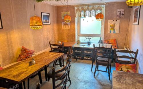 Freundliche Bistro-Atmosphäre: Im Ibras sitzt man auf Bänken aus Fritz-Kola-Kisten / ©Fred Guiot