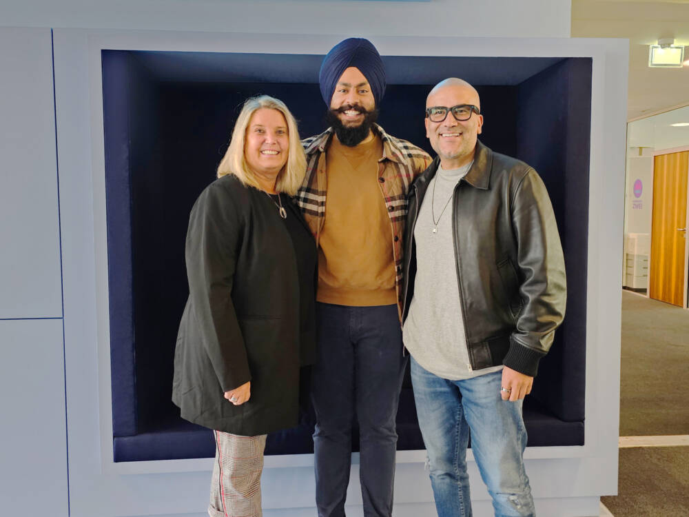 Gastronom Gurbir Singh Muhar (M.) ist in der aktuellen Podcast-Folge zu Gast bei Tanya Kumst und Kemal Üres / Foto: Szene Hamburg