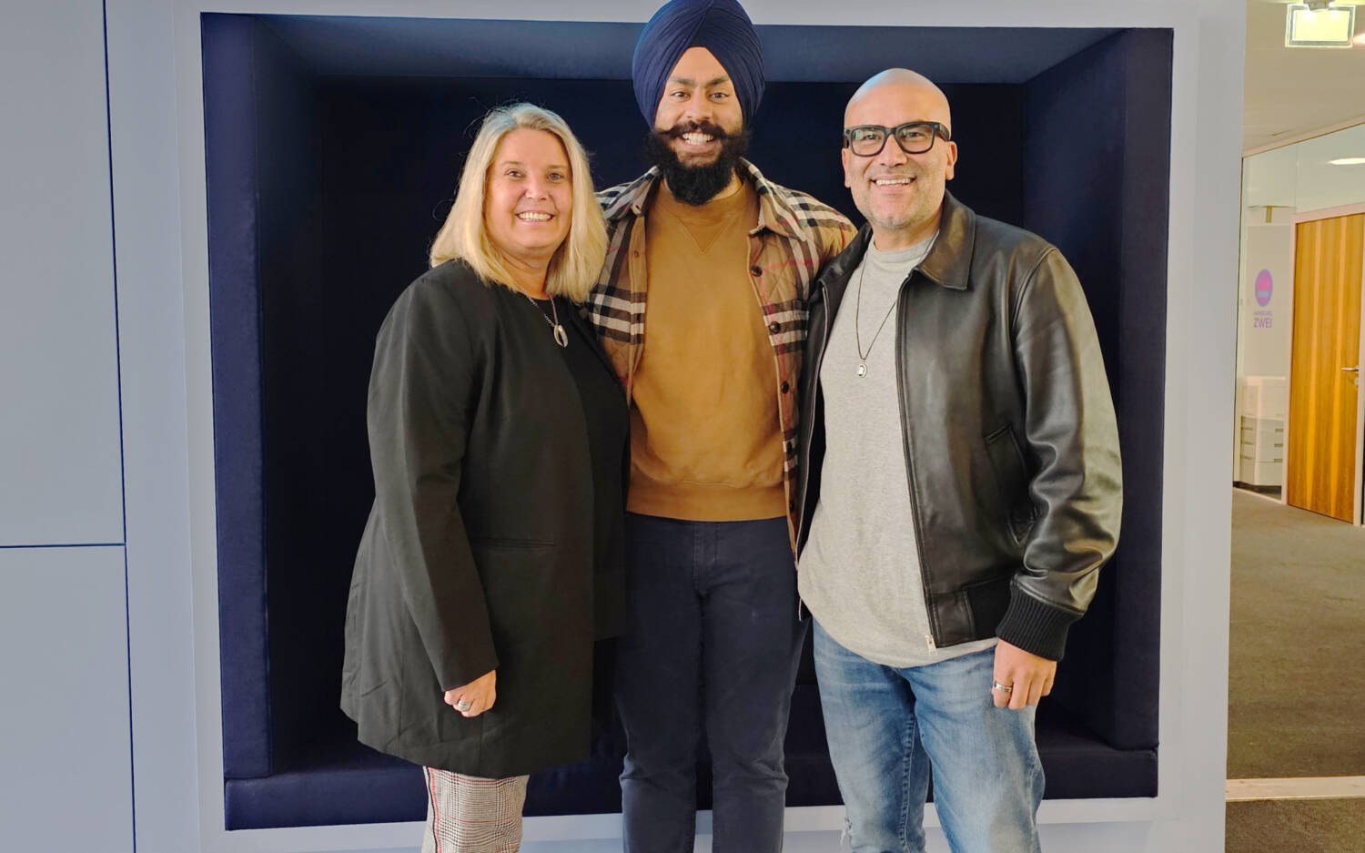 Gastronom Gurbir Singh Muhar (M.) ist in der aktuellen Podcast-Folge zu Gast bei Tanya Kumst und Kemal Üres / Foto: Szene Hamburg