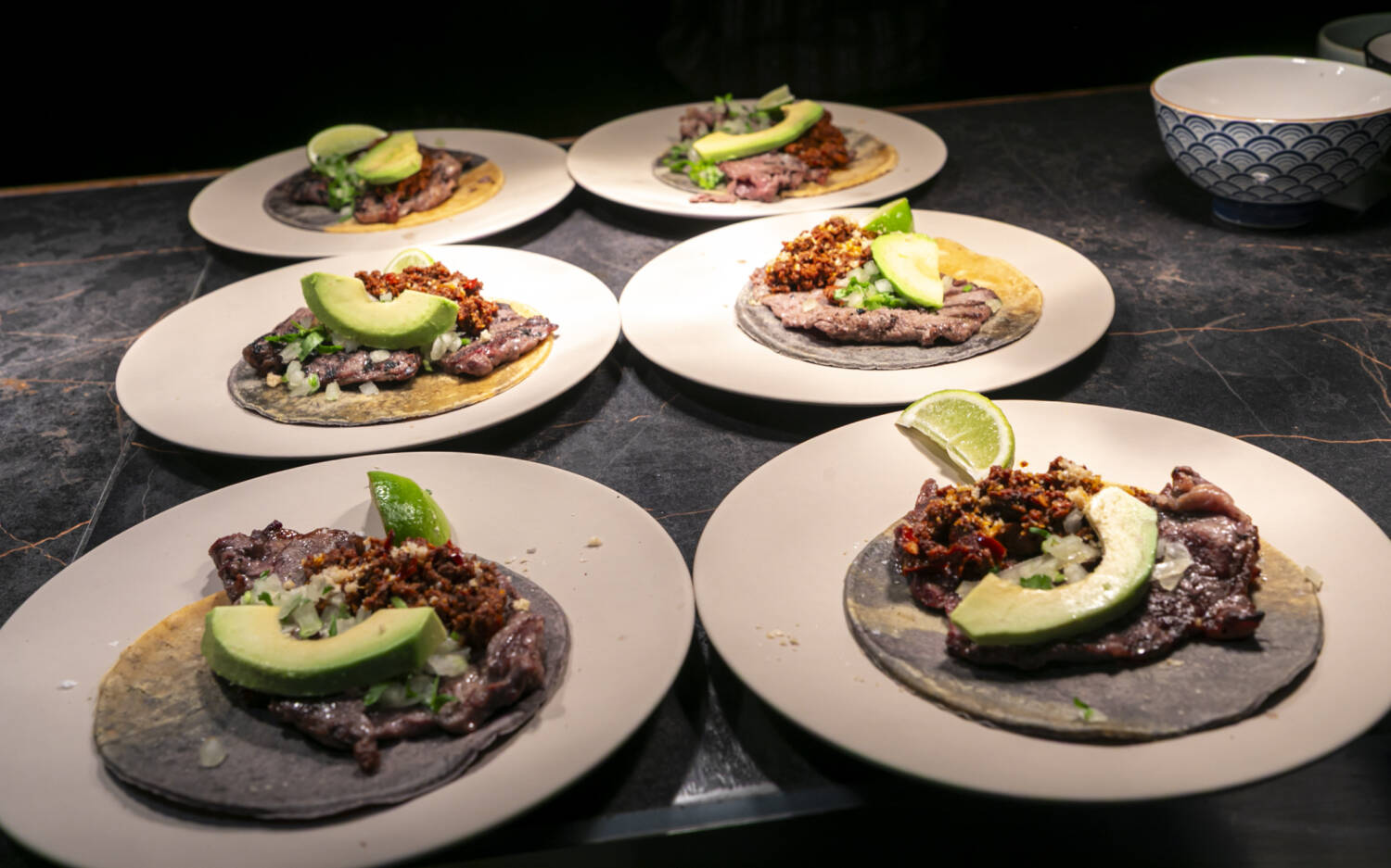 Gemeinsam mit Chorizo und Avocado landet das Rib-Eye auf einer Tortilla aus zweierlei Mais / ©Jan-Rasmus Lippels
