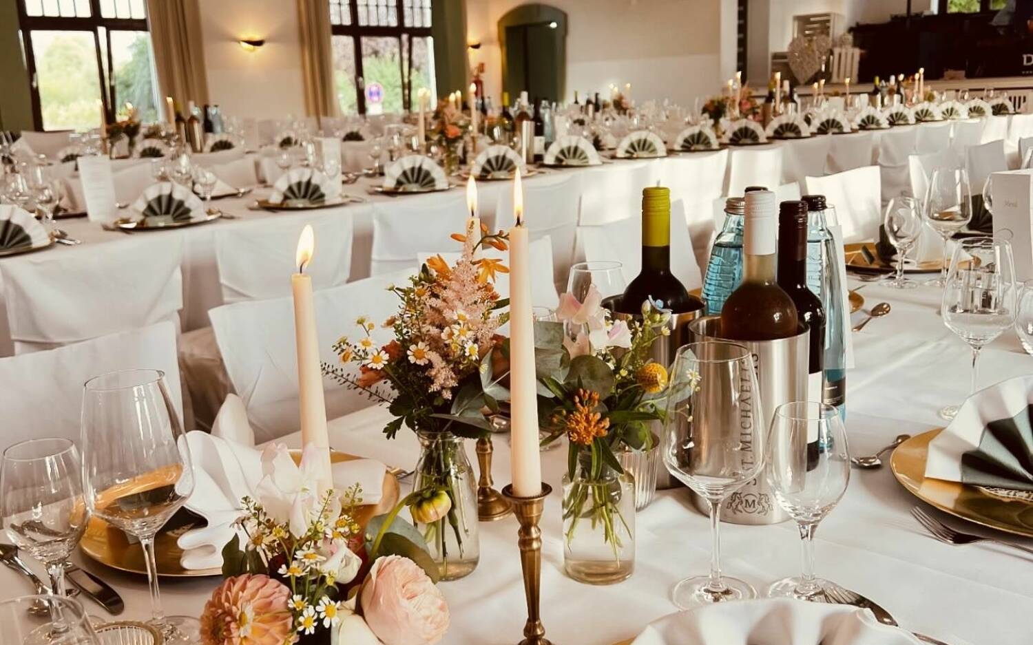 Gemeinsam mit den Gästen an langen Tafeln speisen: das geht ganz wunderbar im Fährhaus Kischland / ©Sebastian Schmidt