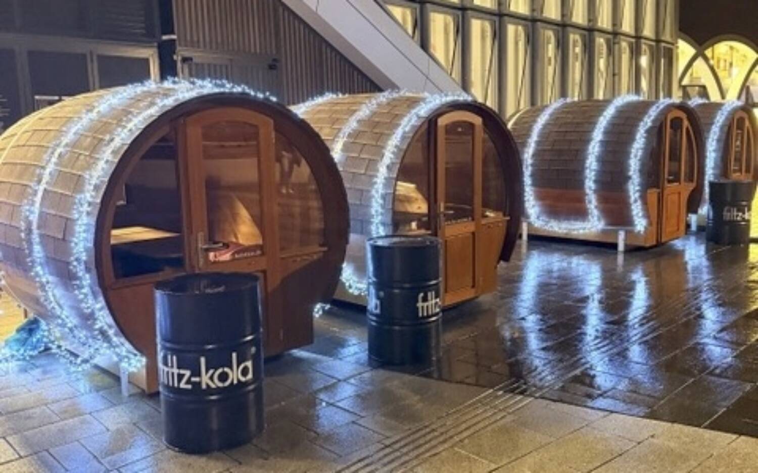 Gemütlich: Elf beheizte Holzfässer stehen bis zum 31. Januar vor dem Lolas im Westfield / ©Lolas