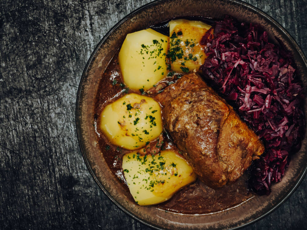 Gemütliches Wirtshaus, deftige Küche: Zum Krone Brauhaus fährt man für Rouladen, Gulasch, Spätzle und Bier / ©Adobe Stock/Teppi