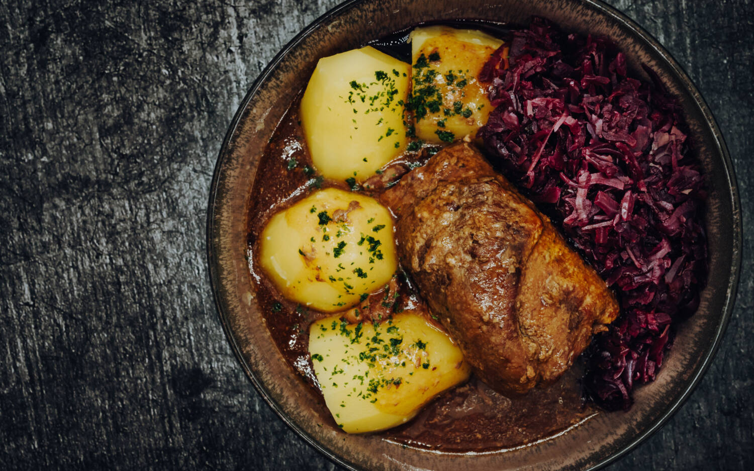 Gemütliches Wirtshaus, deftige Küche: Zum Krone Brauhaus fährt man für Rouladen, Gulasch, Spätzle und Bier / ©Adobe Stock/Teppi