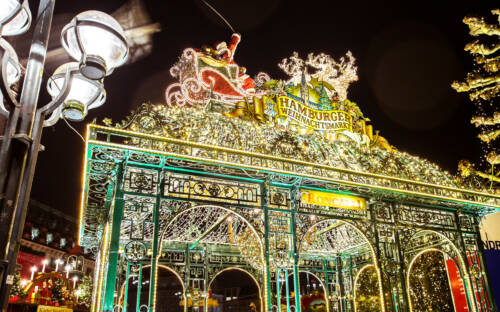 Glühwein, Bratwurst und Mandeln: Hier kommen die schönsten Weihnachtsmärkte in Hamburg / ©Mediaserver Hamburg/Timo Sommer