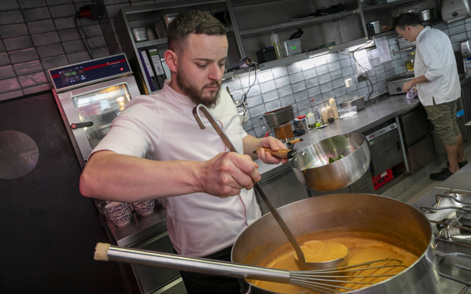 Große Töpfe voll Geschmack: Das Kokos-Kürbis-Curry ist fast bereit zum Anrichten / ©Jan-Rasmus Lippels