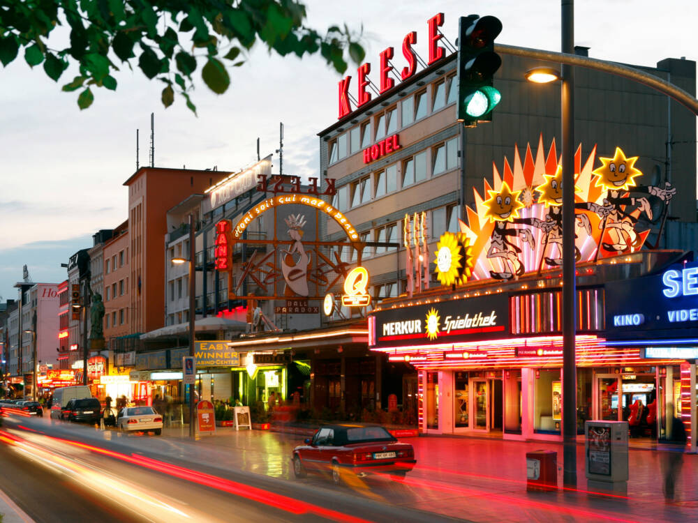 Hamburgs Partymeile – Wer in der Hansestadt feiern gehen möchte, den verschlägt es auf den Kiez / © Mediaserver Hamburg/Jörg Modrow