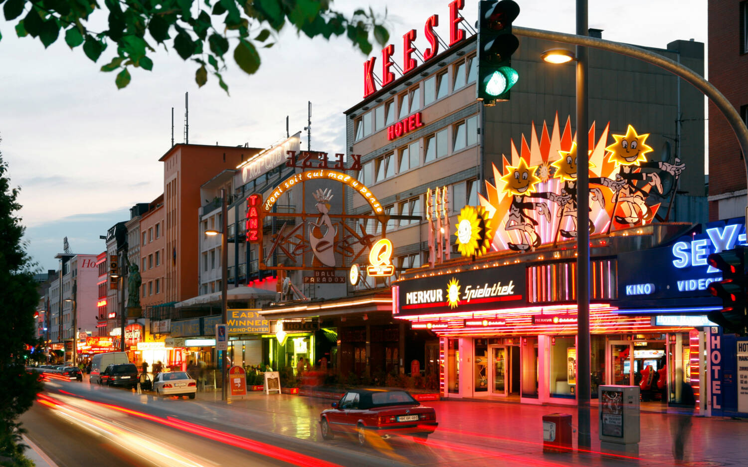 Hamburgs Partymeile – Wer in der Hansestadt feiern gehen möchte, den verschlägt es auf den Kiez / © Mediaserver Hamburg/Jörg Modrow