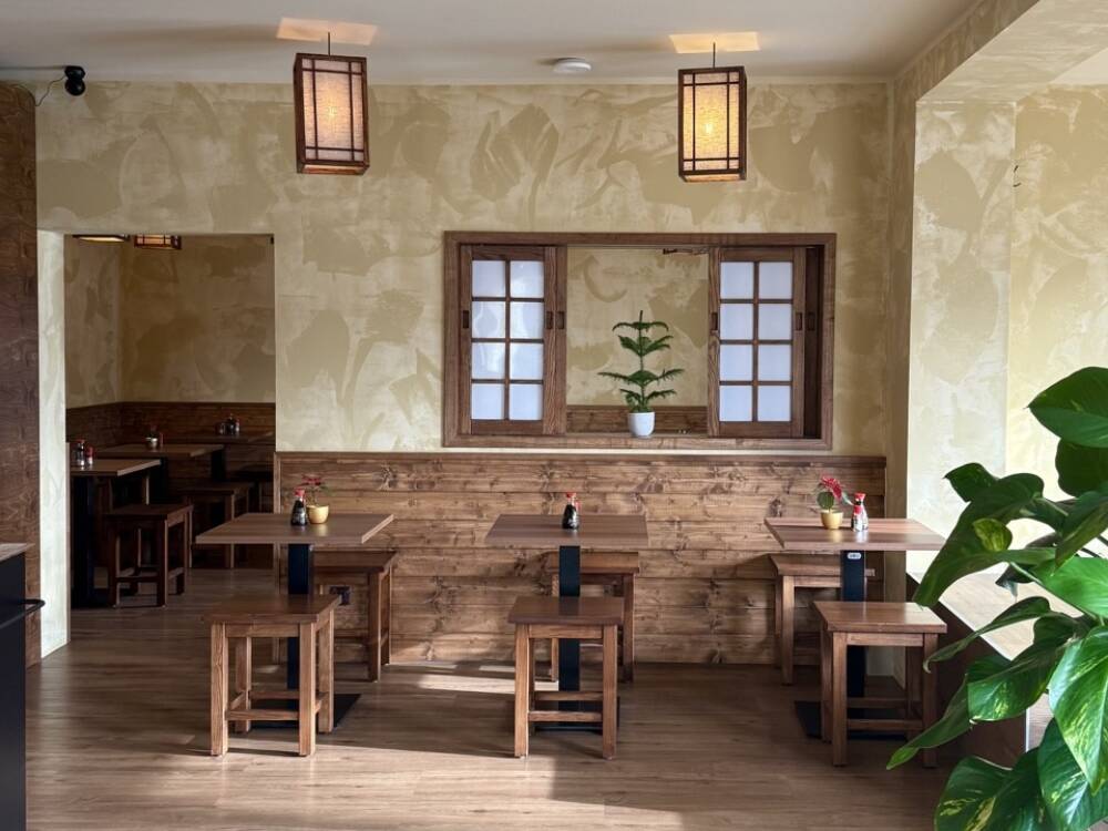 Helles Licht und Holz sorgen für ein gemütliches Ambiente im The Ramen / ©The Ramen