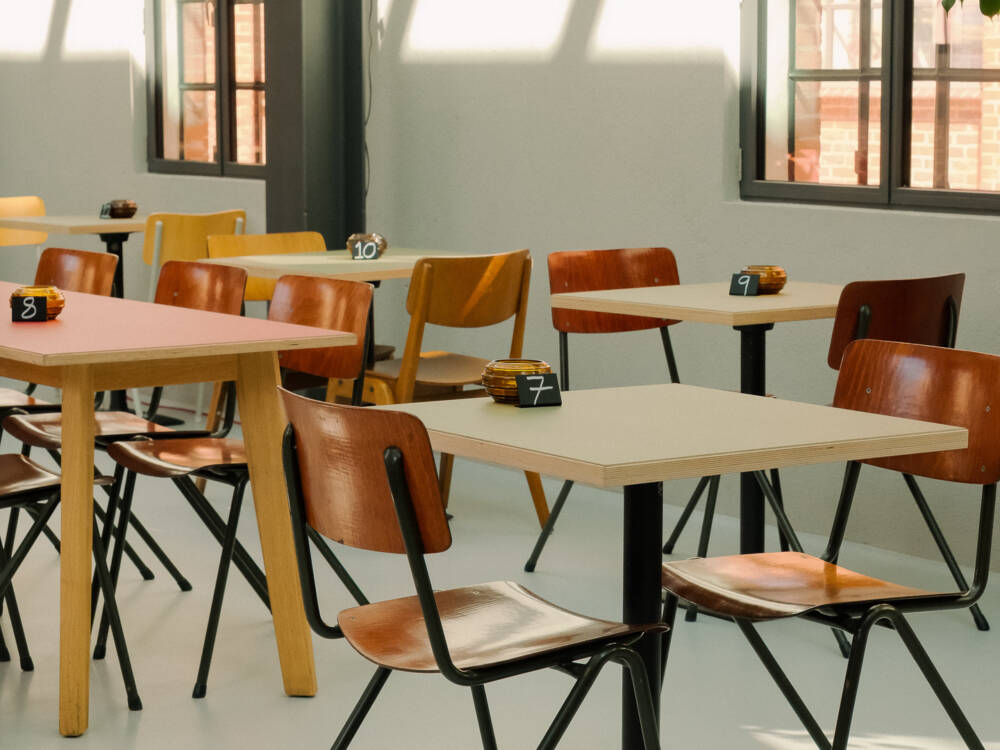 Hier ist alles durchdacht. Die meterhohen Decken und Einrichtung im Schulmöbel-aber-lässig-Stil gefällt unseren Testern / ©Pierre Schmidt