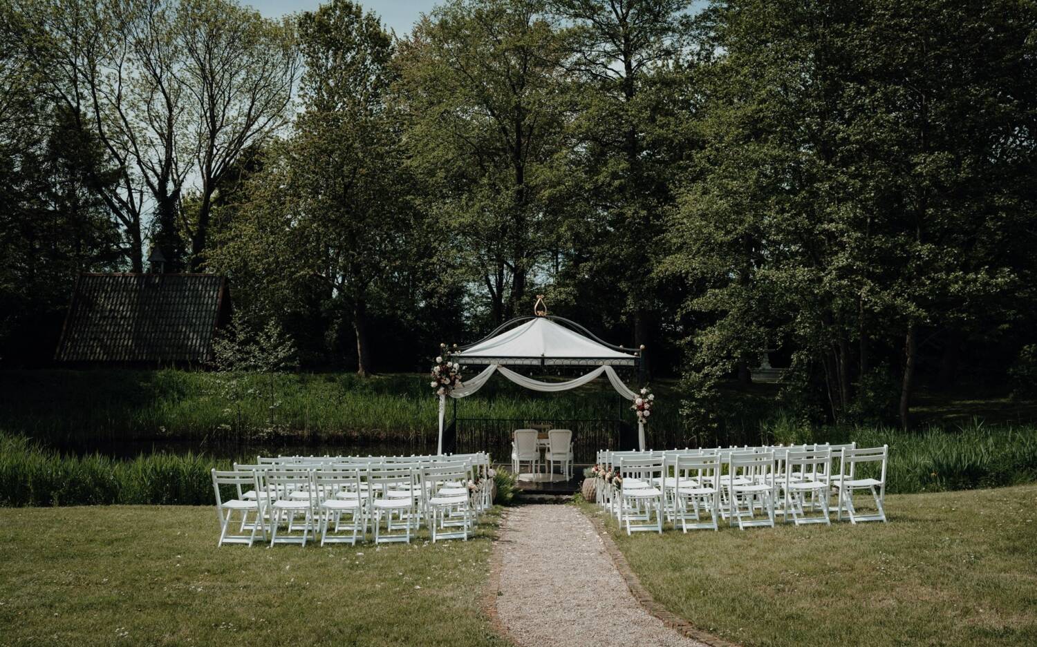 Hochzeit im Grünen: Die Alte Ziegelei bietet eine Traumlocation für Hochzeiten / ©Oliver und Nicole Fotografie