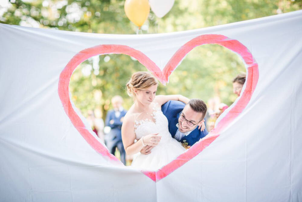 Im Herzen der Lüneburger Heide bietet das Gut Bardenhagen eine Hochzeitslocation mitten im Grünen / ©Gut Bardenhagen