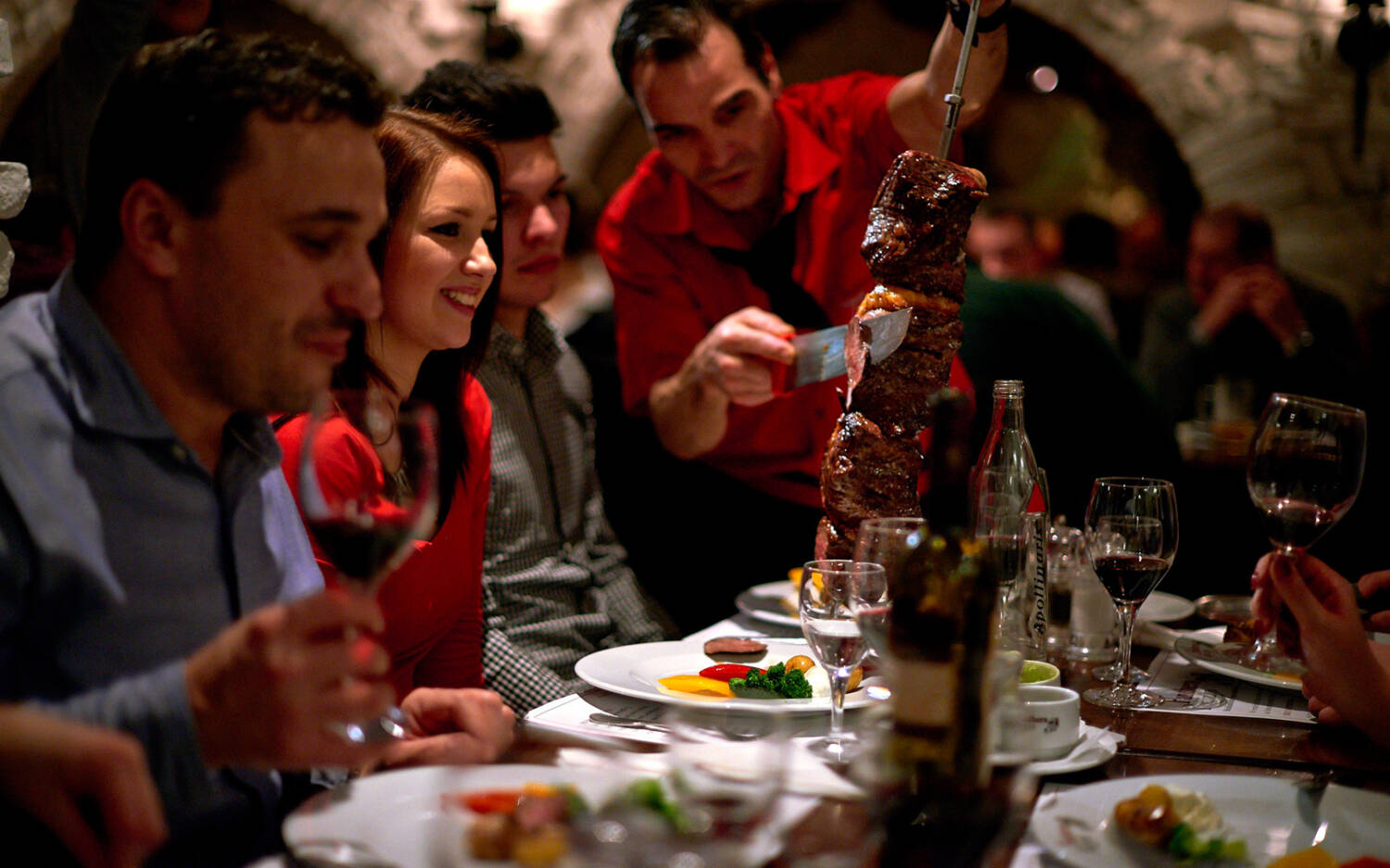 Im Panthera Rodizio wird das Fleisch am Tisch frisch auf den Teller geschnitten / ©Michael Holz Studio