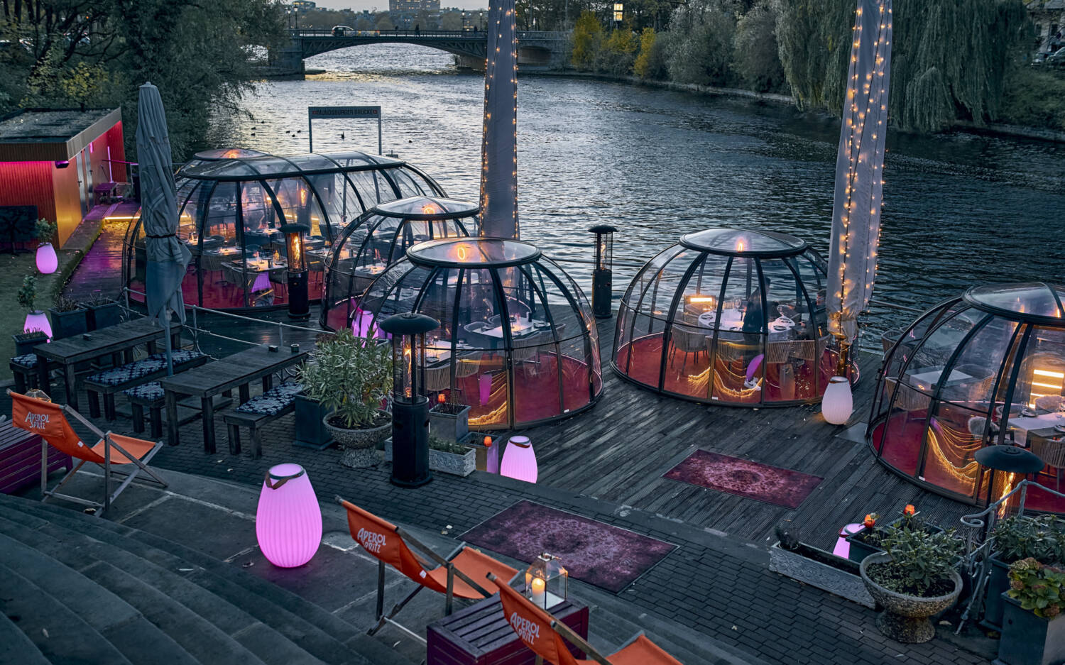 Im Sommer unter großen Schirmen, im Winter unter Glaskugeln: Die Spanische Treppe hat einen ganz besonderen Charme / ©Marc Sill 