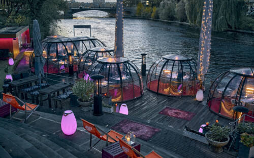 Im Sommer unter großen Schirmen, im Winter unter Glaskugeln: Die Spanische Treppe hat einen ganz besonderen Charme / ©Marc Sill 