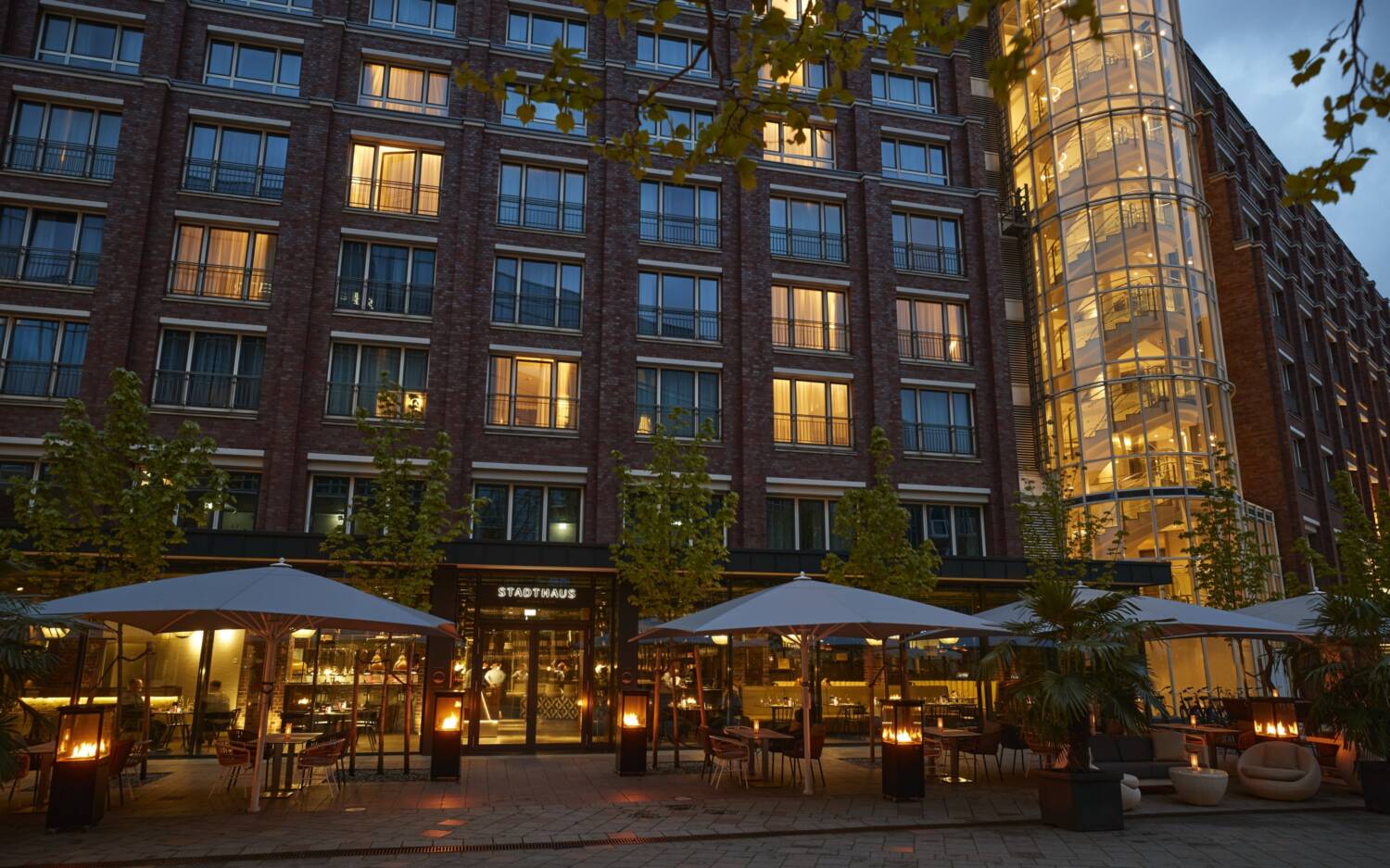Im Stadthaus ist der offene Grill Star des Restaurants. Doch die Karte kann viel mehr als Burger / ©Steigenberger Hotel GmbH