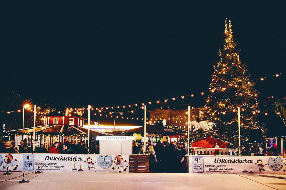 Im Wintergarten St. Pauli gibt’s neben Glühwein und Leckereien auch Eisstockschießen / ©Wintergarten St. Pauli