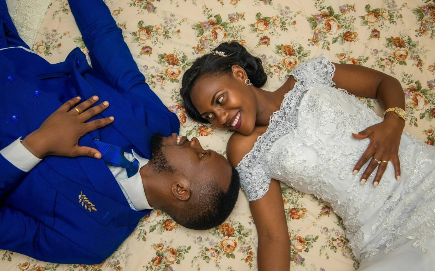 In und um Hamburg kann man an ganz besonderen Orten den Bund fürs Leben schließen / ©unsplash/ One zone Studio