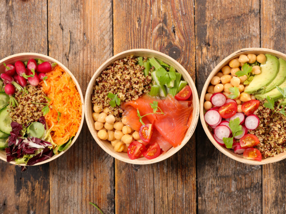 Kantinenessen ist nicht immer schlecht: Die Harburger Hafenkantine begeistert unsere Testerin mit kreativem Lunchangebot und einer hervorragenden Salatbar / ©Adobe Stock/M.studio