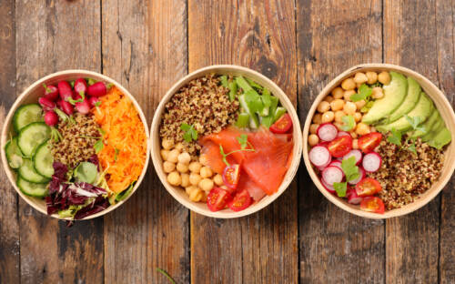 Kantinenessen ist nicht immer schlecht: Die Harburger Hafenkantine begeistert unsere Testerin mit kreativem Lunchangebot und einer hervorragenden Salatbar / ©Adobe Stock/M.studio