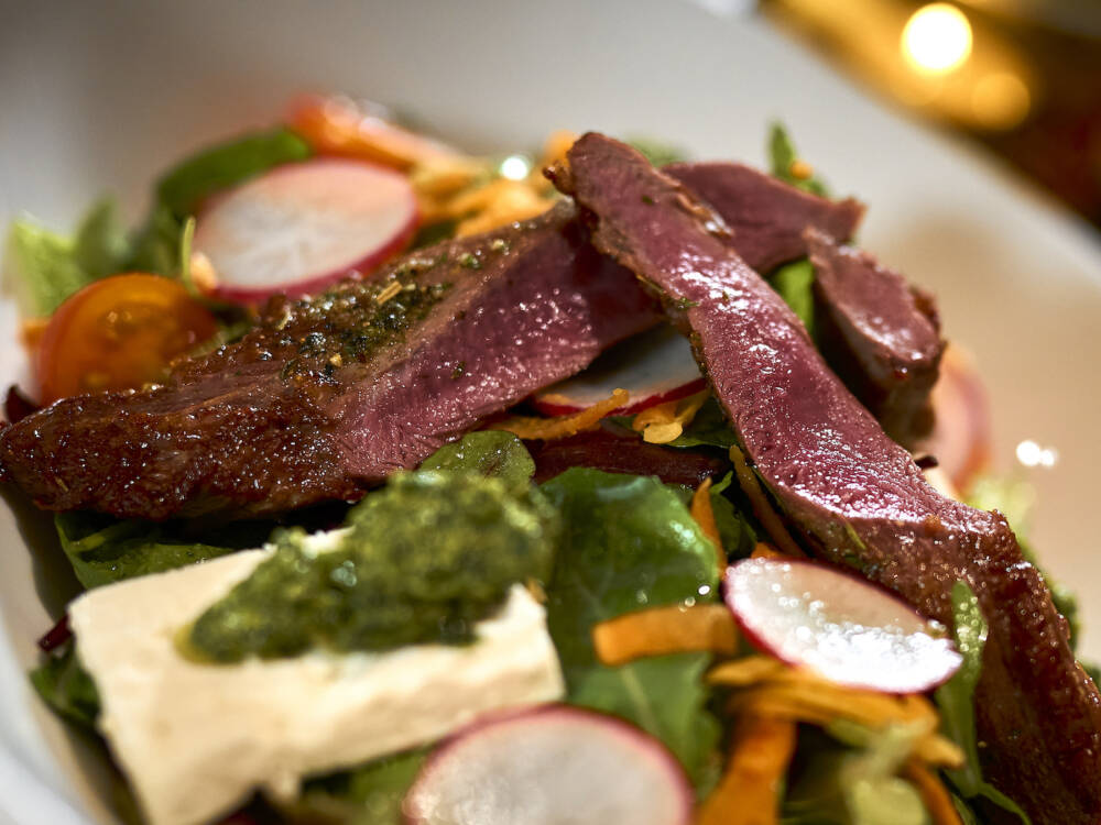 Klassische Brotzeit oder Tom Kha Gai: In Neumann’s Bistro & Weinbar gibt man sich international / ©Marc Sill