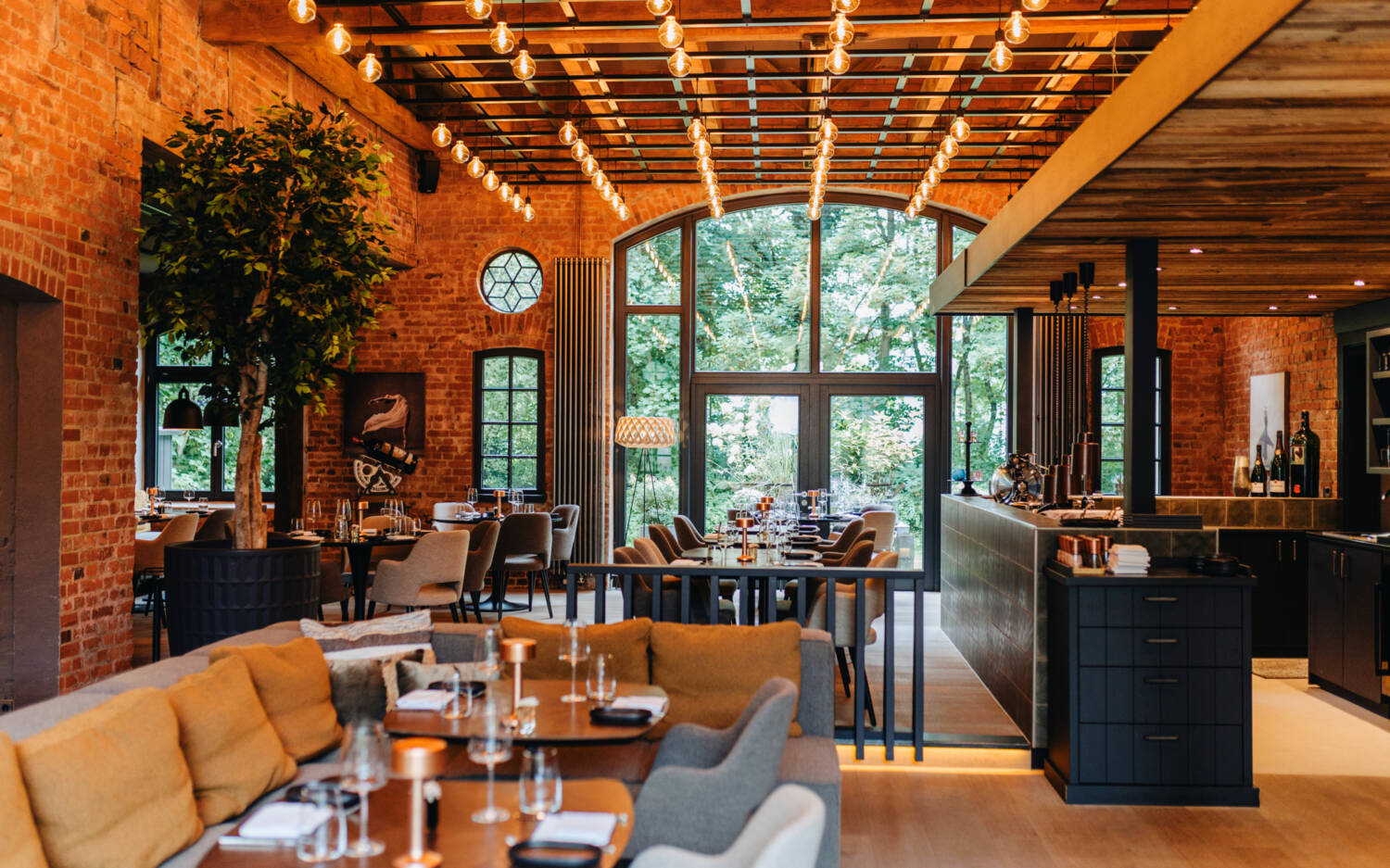 Kleine Nischen und eine große Bar im Zentrum ermöglichen individuelle Eventlösungen / ©Naya