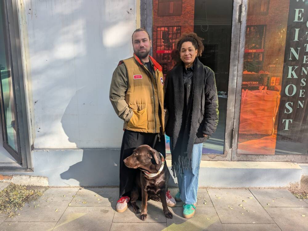 Konstantin Uhlmann, Jamila Reuss und Peanut sind das Team hinter Weinkost / ©Fred Guiot