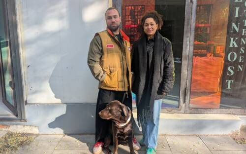 Konstantin Uhlmann, Jamila Reuss und Peanut sind das Team hinter Weinkost / ©Fred Guiot