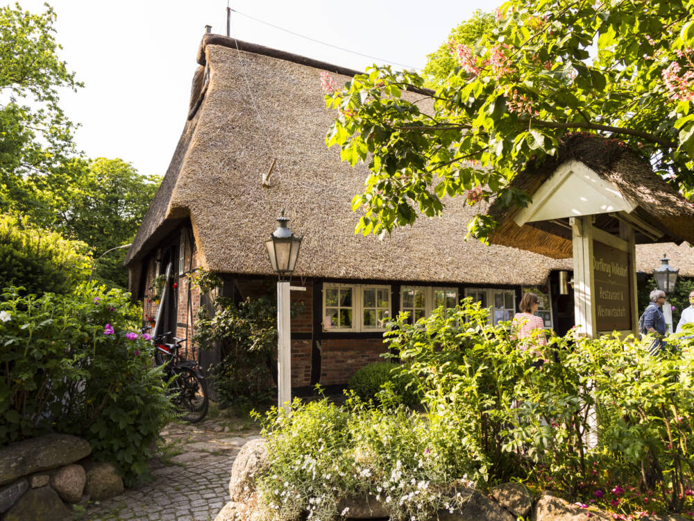 Ländliche Gemütlichkeit in Volksdorf: der reetgedeckte Dorfkrug / ©Marc Sill