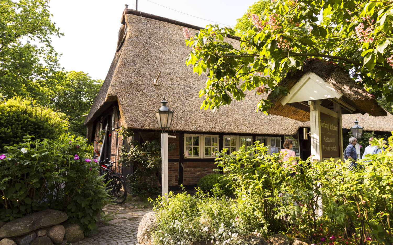 Ländliche Gemütlichkeit in Volksdorf: der reetgedeckte Dorfkrug / ©Marc Sill